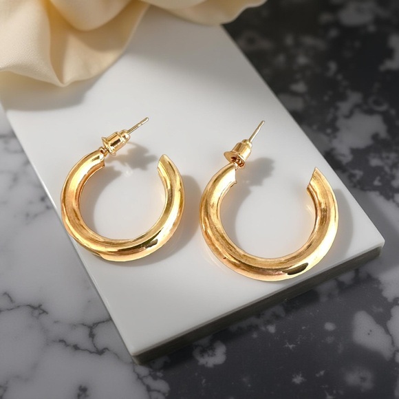 🔴 5 for $10 ONE PAIR Gold Tone Round Shaped Stud Earrings - Picture 1 of 3